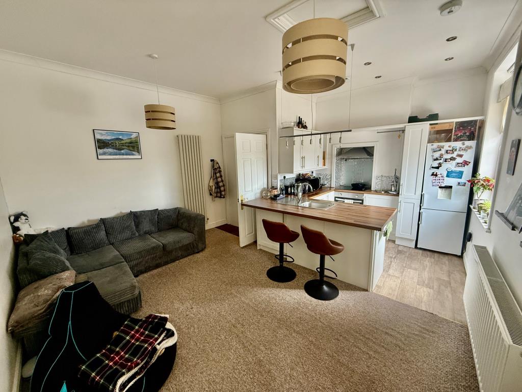 Lot: 106 - MIXED USE INVESTMENT - VACANT SHOP, FIVE FLATS, PARKING SPACES AND SEVEN STORES - Flat 3 kitchen and living room